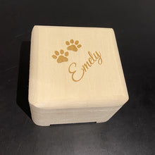 Laden Sie das Bild in den Galerie-Viewer, SCHATULLE MIT KLAPPDECKEL - FICHTE - 9 X 9 X 6 CM