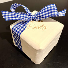 Laden Sie das Bild in den Galerie-Viewer, SCHATULLE MIT KLAPPDECKEL - FICHTE - 9 X 9 X 6 CM